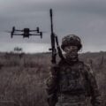 Ukraiński żołnierz i drony