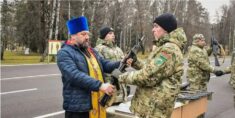 Prawosławny pop rozdaje karabiny maszynowe białoruskim żołnierzom (FOTO)