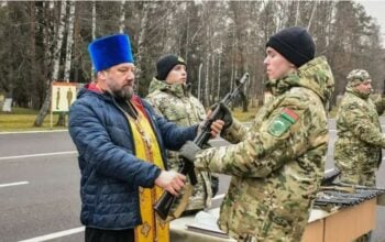 Prawosławny pop rozdaje karabiny maszynowe białoruskim żołnierzom (FOTO)