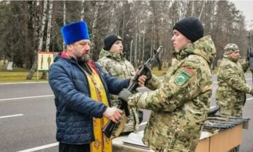 Prawosławny pop rozdaje karabiny maszynowe białoruskim żołnierzom (FOTO)