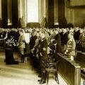 Adolf Hitler stoi obok symbolicznej trumny Józefa Piłsudskiego podczas uroczystości w katedrze św. Jadwigi. Fot: Domena publiczna