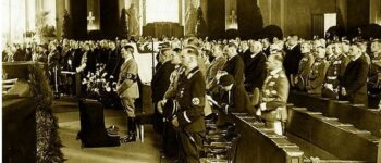 Adolf Hitler stoi obok symbolicznej trumny Józefa Piłsudskiego podczas uroczystości w katedrze św. Jadwigi. Fot: Domena publiczna