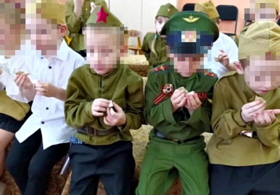 Wielka uczta! W Rosji Dziadek Mróz przyniósł dzieciom kawałek chleba i kostkę cukru (WIDEO)