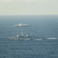 Fregata HMS Somerset obserwuje rosyjski statek szpiegowski Jantar