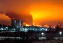 Upiorna łuna pod Petersburgiem! Trafili w coś, co udawało cywilną fabrykę (WIDEO)