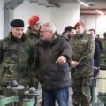 Prezes Rheinmetall Armin Papperger z niemieckimi wojskowymi