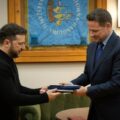Wołodymyr Zełenski odznaczył Rafała Trzaskowskiego. Fot: x.com/trzaskowski_/status