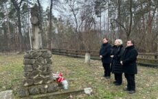 Byli w miejscu planowanej ekshumacji. Polscy dyplomaci upamiętnili ofiary rzezi w Puźnikach