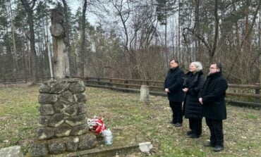 Byli w miejscu planowanej ekshumacji. Polscy dyplomaci upamiętnili ofiary rzezi w Puźnikach