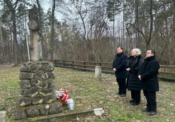 Byli w miejscu planowanej ekshumacji. Polscy dyplomaci upamiętnili ofiary rzezi w Puźnikach