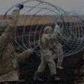 Żołnierze ukraińscy układają zaporę z drutu kolczastego