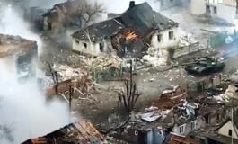 Fagotem, drania! Ruski czołg drogo zapłacił za niszczenie domów (WIDEO)