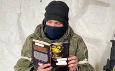 FOTO-ZAGADKA: Co czyta ruski żołnierz? No oczywiście…