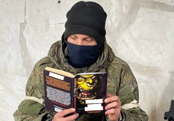 FOTO-ZAGADKA: Co czyta ruski żołnierz? No oczywiście...