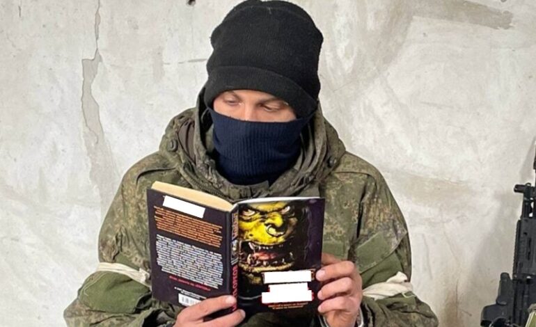FOTO-ZAGADKA: Co czyta ruski żołnierz? No oczywiście...