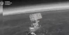 POTĘŻNE uderzenie na Krym. Systemy obrony powietrznej, radary, okręty i śmigłowiec [WIDEO]