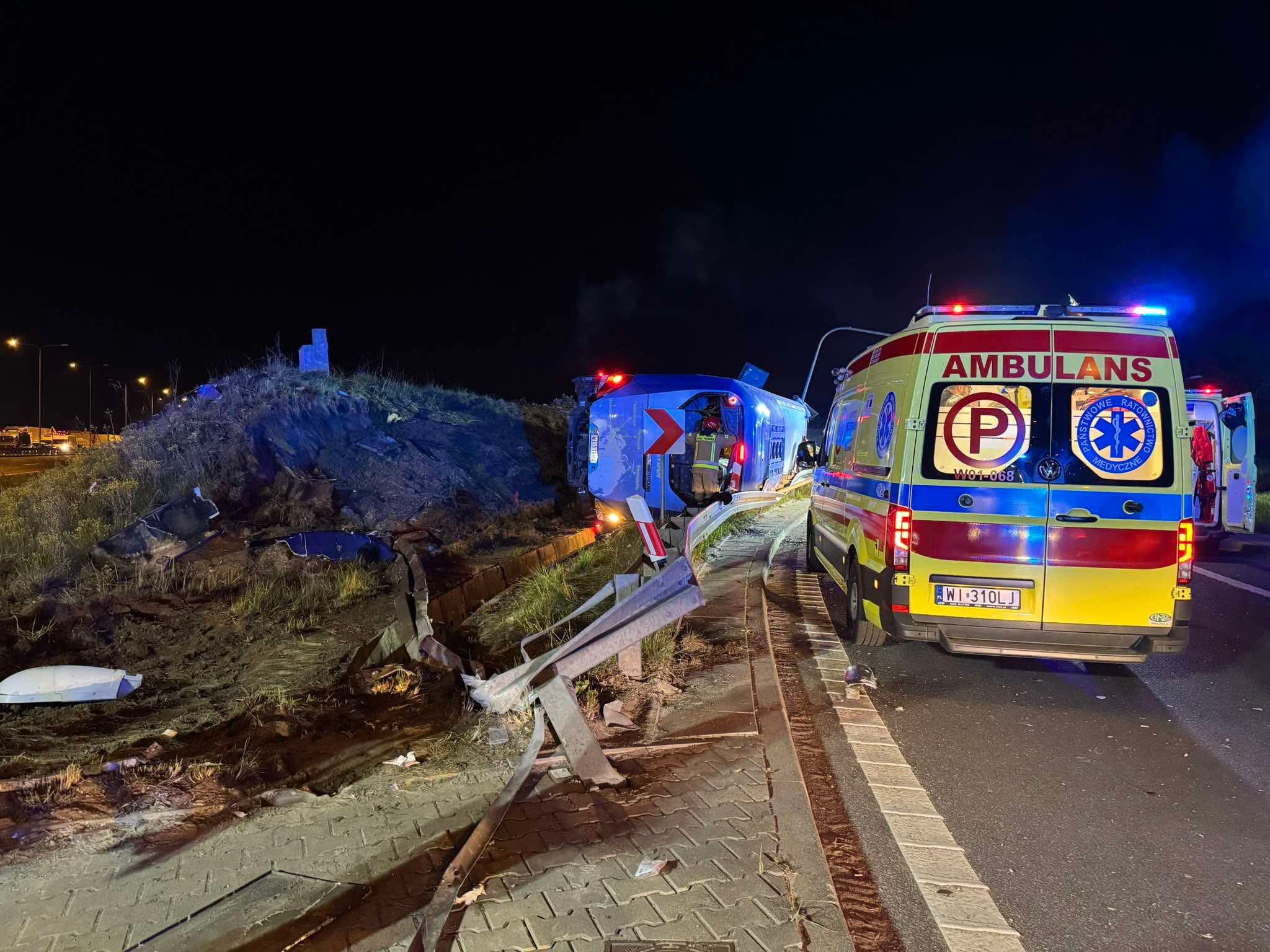 Warszawa: Groźny wypadek autokaru przewożącego Ukraińców i Białorusinów