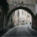 Brama. Litwa. Fot: Unsplash.com/Darya Tryfanava