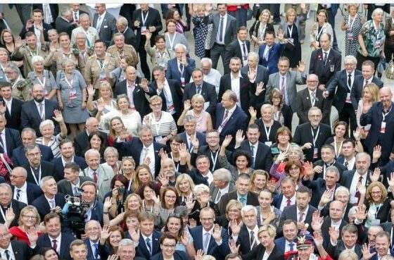 Uwaga Polacy za granicą: Karty Polaka na nowych zasadach! Rząd przyjął nową strategię współpracy z Polonią