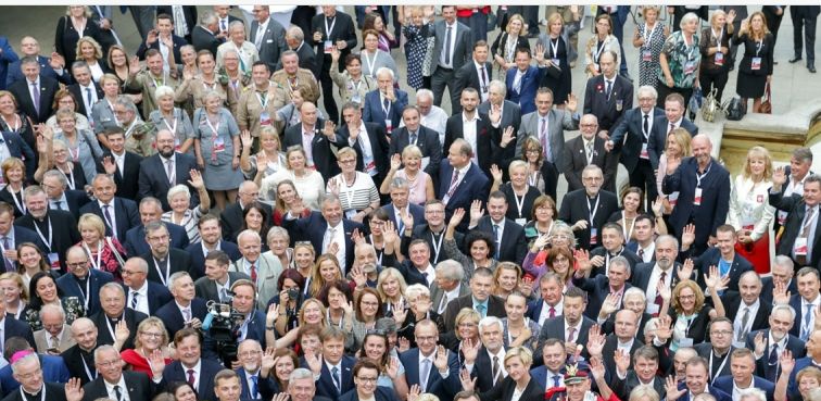 Uwaga Polacy za granicą: Karty Polaka na nowych zasadach! Rząd przyjął nową strategię współpracy z Polonią