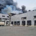 Pożar w magazynie serwetek i pampersów w Dnieprze po rosyjskim ataku rakietowym