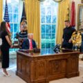 Prezydent Donald Trump i jego współpracownicy, (pierwszy z prawej sekretarzem stanu Marco Rubio) w Gabinecie Owalnym.
