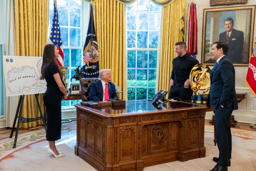Prezydent Donald Trump i jego współpracownicy, (pierwszy z prawej sekretarzem stanu Marco Rubio) w Gabinecie Owalnym.