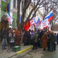 Prorosyjska manifestacja przed Konsulatem Litwy na Krymie w styczniu 2014 r.