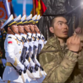 Żołnierze Chińskiej Armii Narodowo-Wyzwoleńczej i chiński jeniec w ukraińskiej niewoli. Fot. Mos.ru/Wikipedia/CC BY 4.0/t.me/V_Zelenskiy_official