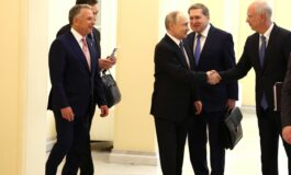Doradcy naciskają na Trumpa, aby postawił się Rosji. Kuszą go „możliwości biznesowe”
