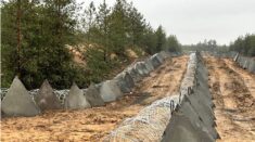 Budują fortyfikacje i ustawiają „zęby smoka”. Na granicę Białorusi wzywają rezerwistów