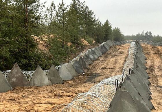 Budują fortyfikacje i ustawiają „zęby smoka”. Na granicę Białorusi wzywają rezerwistów