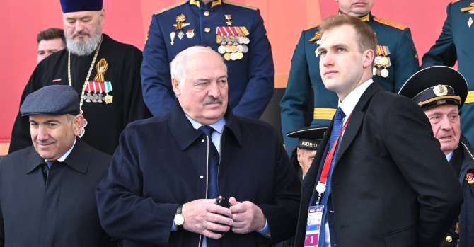 Aleksander Łukaszenka z synem Kolą. Po lewej Nikoł Paszynian. Fot: kremlin.ru