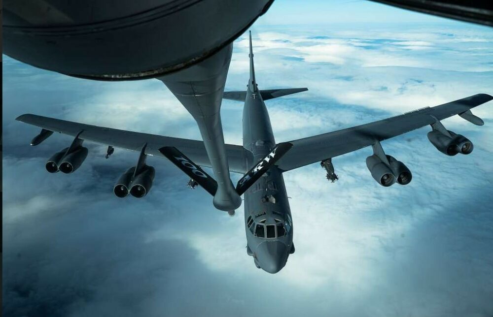 Samolot B-52H Stratofortress Sił Powietrznych USA, przydzielony do 2. Pułku Bombowego z bazy lotniczej Barksdale w Luizjanie, przygotowuje się do przyjęcia paliwa z samolotu KC-135 Stratotanker 100. Pułku Lotniczego Tankowania podczas Bomber Task Force 20-1, 4 listopada 2019 r.