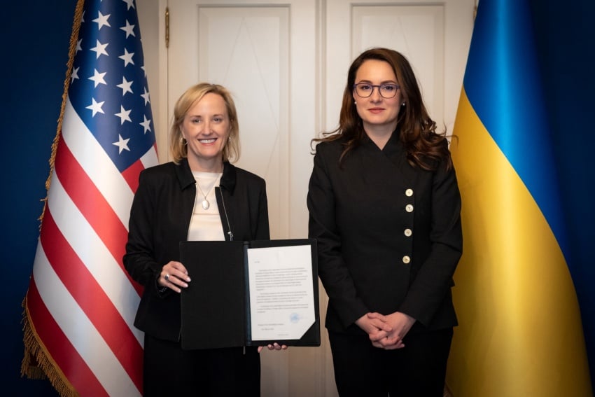 Chargé d'affaires USA na Ukrainie, Julie S. Davis i wicepremier Ukrainy Julia Swiridenko