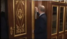 Putin oprowadza po prywatnych apartamentach na Kremlu (FOTO)
