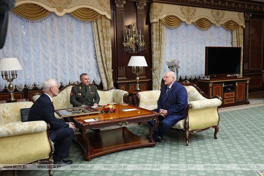 Rosyjski minister obrony Andriej Biełousow, minister obrony RB Wiktor Chrenin i Aleksander Łukaszenka. Fot: belta.by