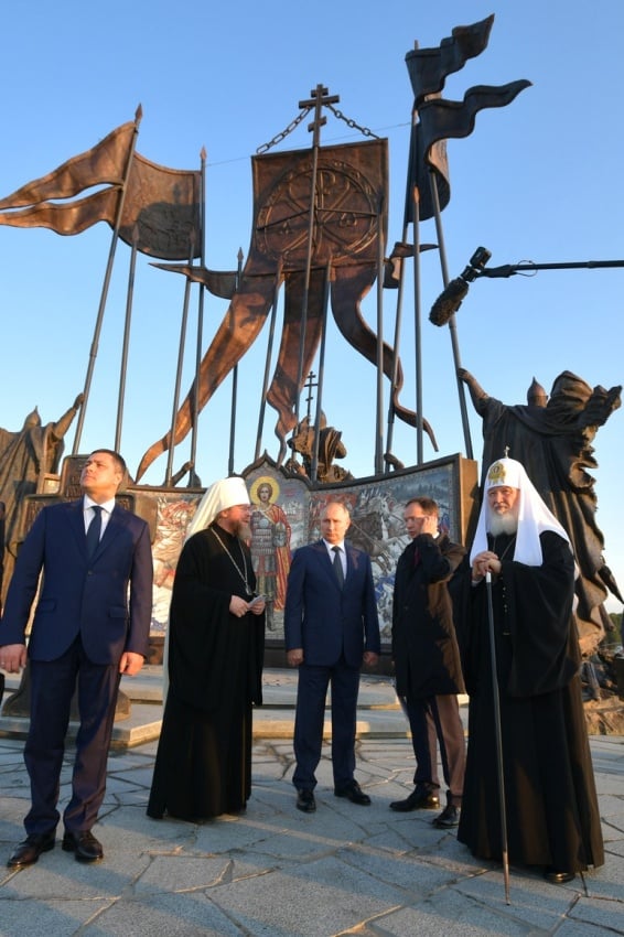 Putin, Medinskij i patriarcha Aleksiej podczas odsłonięcia pomnika Kniaź Aleksander Newski z drużyną