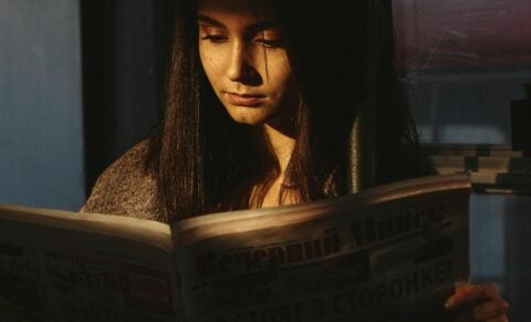Młoda kobieta czyta gazetę Wieczernij Mińsk