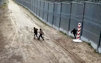 Nawet się nie kryli! Białorusini w mundurach pomogli imigrantom ciąć barierę i wtargnąć do Polski (WIDEO)