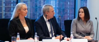 Anżelika Mielnikowa (z lewej), Paweł Łatuszko i Swietłana Cichanouska na spotkaniu z deputowanymi do Bundestagu i Friedrichem Merzem w Berlinie. Październik 2024. Zdjęcie (fragment): tsikhanouskaya.org