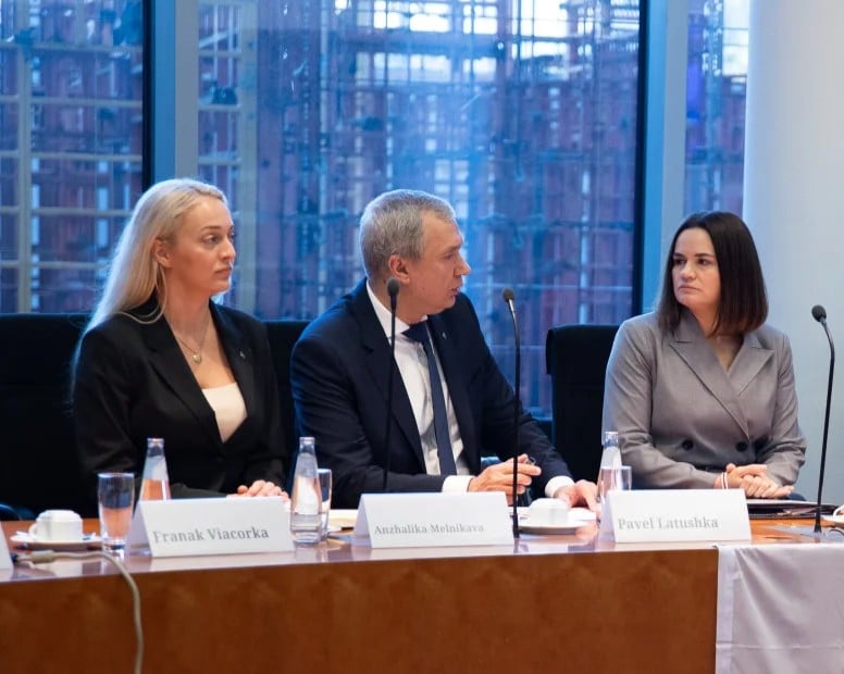 Anżelika Mielnikowa (z lewej), Paweł Łatuszko i Swietłana Cichanouska na spotkaniu z deputowanymi do Bundestagu i Friedrichem Merzem w Berlinie. Październik 2024. Zdjęcie (fragment): tsikhanouskaya.org