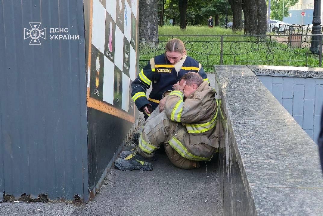 Ratownicy zginęli w nocnym ataku Rosji w Kijowie (zdjęcie)