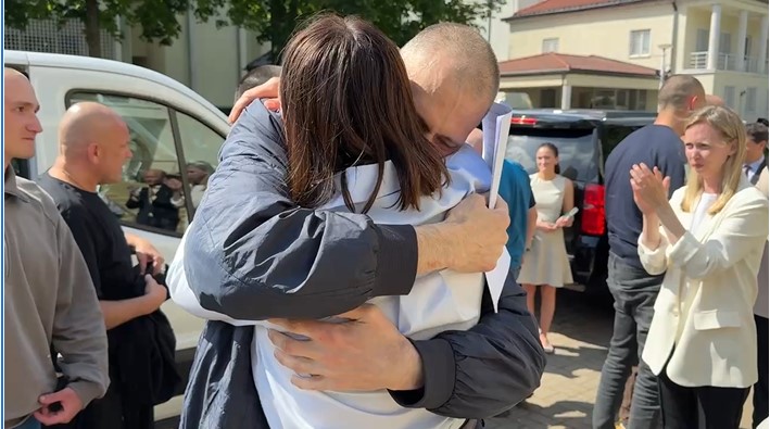 Swiatłana Cichanouska wita męża uwolnionego z więzienia ukaszenki. Fot: PrtSc @tsikhanouskaya