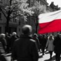 Ludzie pod biało-czerwoną flagą.