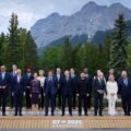 Wołodymyr Zełenski wśród przywódców i urzędników uczestniczących w szczycie G7 w Kananaskis w Kanadzie