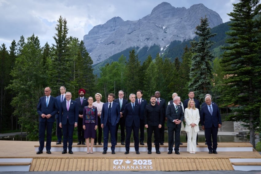 Wołodymyr Zełenski wśród przywódców i urzędników uczestniczących w szczycie G7 w Kananaskis w Kanadzie