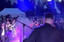 Mocne! Biskup rozkręcił imprezę. Młodzież oszalała (WIDEO)