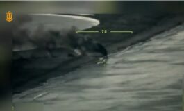 Sekundy do zagłady: Bayraktar kontra rosyjski kuter z desantem (WIDEO)