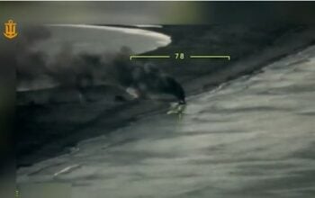 Sekundy do zagłady: Bayraktar kontra rosyjski kuter z desantem (WIDEO)